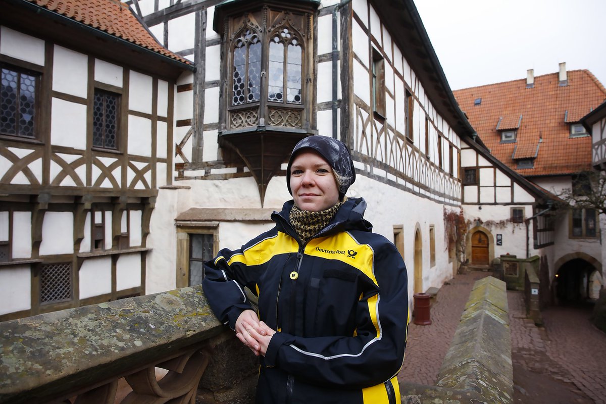 Morgen, 4. Februar 2020, ist der  „#DankedeinemBriefträgerTag!“ welcher-tag-ist-heute.org/aktionstage/da… 📯📯Sarah Lässer, <a href="/DeutschePostDHL/">Deutsche Post und DHL News</a> Botin in #Eisenach ist eine der beliebtesten Postbotinnen in der #Weltkulturerbestadt in <a href="/thueringende/">Freistaat Thüringen</a> und fährt zudem  klimaschonend <a href="/StreetScooter_/">StreetScooter</a> (TK)