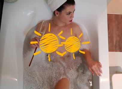 EmpressAbigail0's tweet photo. You would give anything to be there and paper my skin with a towel. https://t.co/162D4D8TCs https://t.co/2CZ4JIPhv6