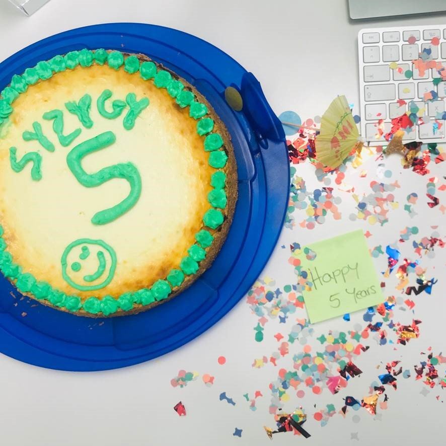 Wir feiern heute gleich 3-fach 5-jähriges Firmenjubiläum! Danke für die großartigen Erfolge &amp; gemeinsamen Projekte, Martina, Benni und André. Willst auch nach 5 Jahren noch gern in die Agentur kommen, dann steig ein: syzygy.net/careers/