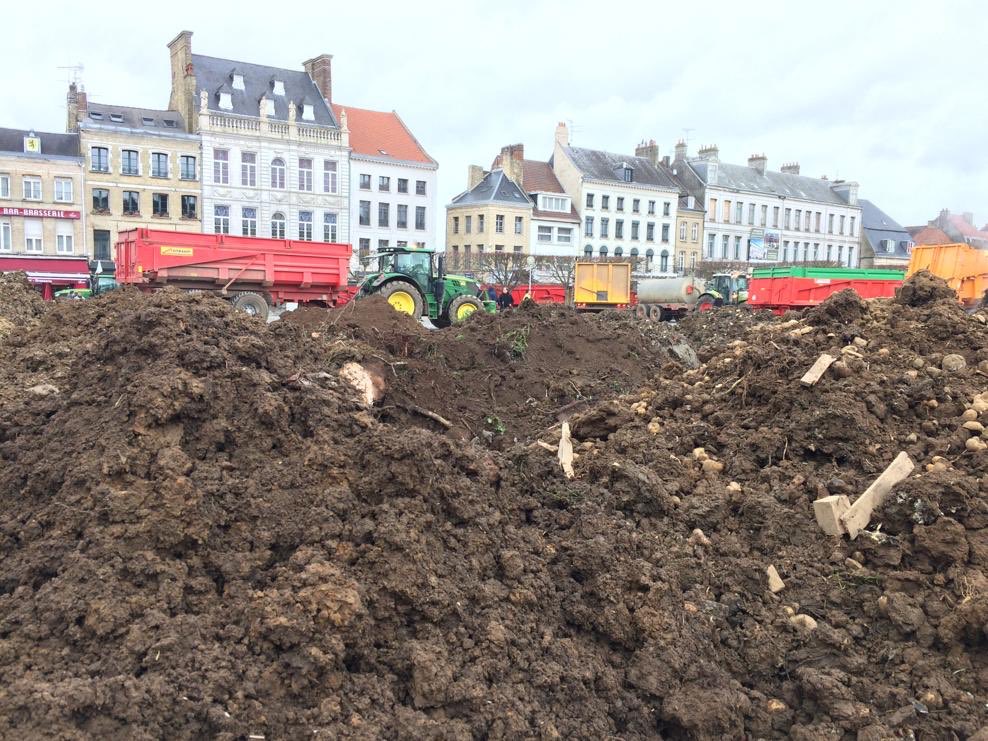 FDSEA62's tweet photo. 400 personnes et 200 tracteurs mobilisés pour une action coup de poing 
Pendant que à Saint Omer on cultive le centre ville, à Arras les blocages changent de lieu 🚜🚜🚜 #ZNT #Agribashing RAS LE BOL @fnsea https://t.co/5P4ry3eBo6