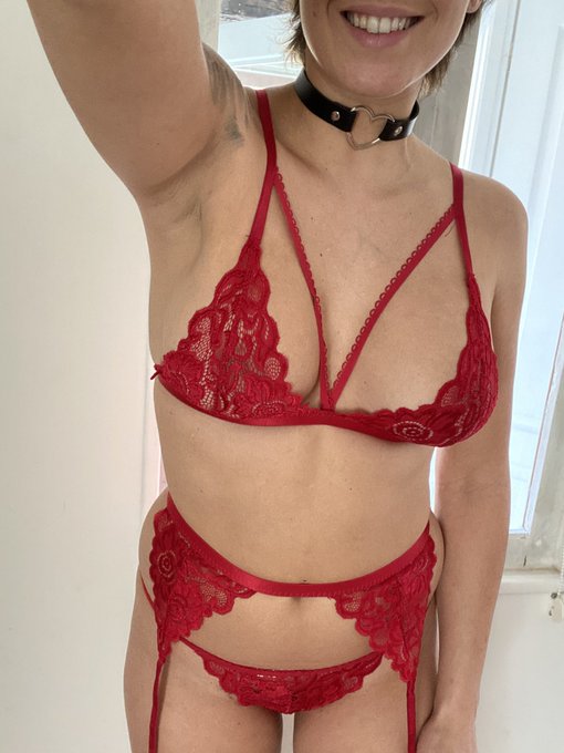 Merci &agrave; celui ou ceux qui m&rsquo;ont offert cet ensemble de lingerie et un jolie collier 🥰🥰🥰🙏 https://t.c<a href="/tag/footfetish"class="tags"><span>#footfetish</span></a><a href="/tag/france"class="tags"><span>#france</span></a><a href="/tag/porn"class="tags"><span>#porn</span></a><a href="/tag/feet"class="tags"><span>#feet</span></a><a href="/tag/naked"class="tags"><span>#naked</span></a><a href="/tag/nude"class="tags"><span>#nude</span></a><a href="/tag/ass"class="tags"><span>#ass</span></a>
