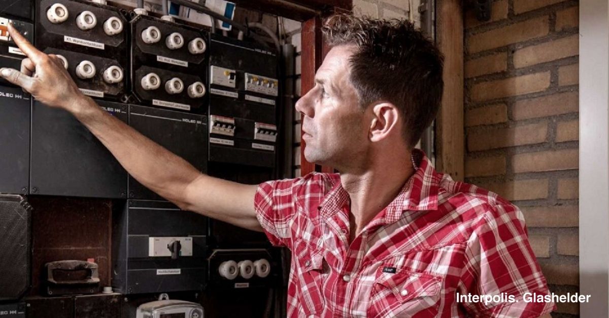 Akkerbouwer Leon de Geus: 'Je wilt dat de veiligheid op je bedrijf op orde is, want daar ligt je productie en je kapitaal. Daarom laat ik mijn elektrische installaties elke 4 á 5 jaar keuren.' Kijk hier welke elektrakeuring bij jou past: bit.ly/agro-elektra #agro #veiligheid