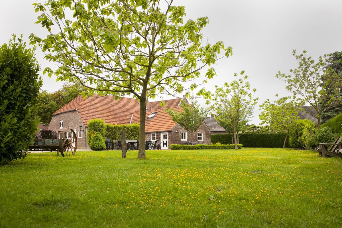 groepennl's tweet photo. Verblijven in een authentiek dorpje waar de huizen zwart-witte luiken hebben, waar een middeleeuwse kasteelruïne te bewonderen is en waar een Baron nog eigenaar is 🏡 (GIJ-1519)

#groepsaccommodatie #groepennl #vakantiehuis #vakantiewoning #weekendjeweg #tijdvoorelkaar https://t.co/78pLhuTXyI