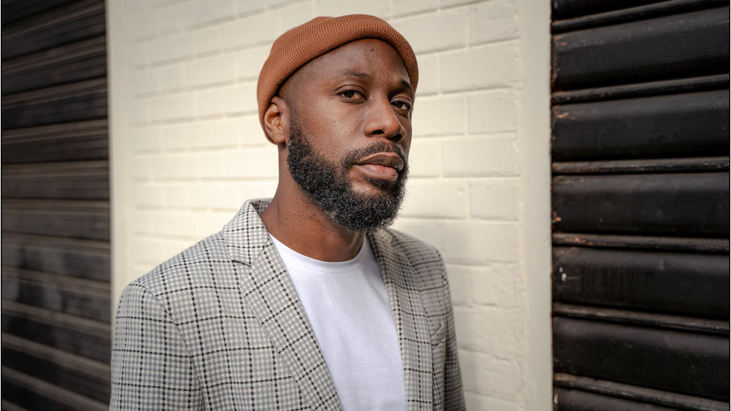 📻 @edgarsekloka vient de sortir "Musique noire", son nouvel #album. A 41 ans, le rappeur fait appel à la mémoire de l’esclavage pour dénoncer les aliénations modernes et la domination économique à l’œuvre aussi bien en #France qu’en #Afrique 💿 #rap >>> rfi.my/5J1a