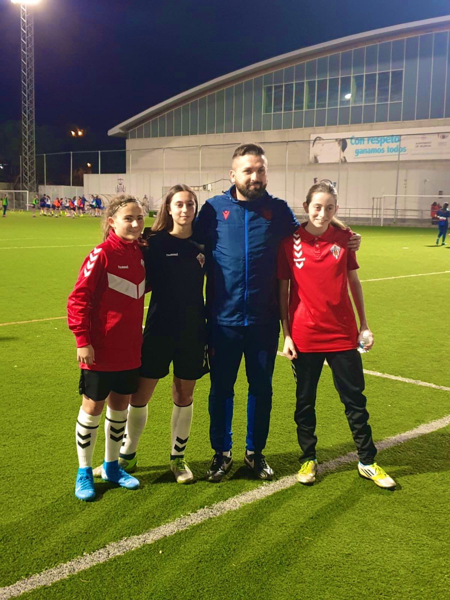 UEAlcudia's tweet image. 🐸 El conveni de col·laboració amb el @LevanteUD segueix donant fruits i deixant-nos boníssimes notícies 🙌

⚽️ Hui, les nostres jugadores Neus Porta, Carmen Briz i Aroa Núñez han disfrutat d'un entrenament amb el @LUDfemenino🔥

😍 ENHORABONA, CAMPIONES 👏

#ContinUEmLluitant