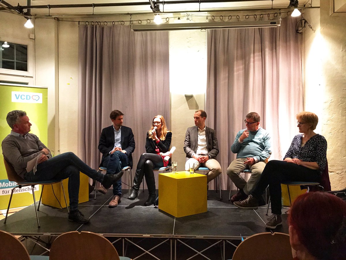 #Hamburg quetscht Verkehrspolitiker von SPD, Grünen, CDU, LINKE und CDU gerade in der 
<a href="/VCD_Nord/">VCD Nord</a> #Wahlarena mit ihren Fragen zu #Mobilität aus. Wir sind dabei und haben eure Fragen im Gepäck :-) Morgen mehr auf unserer Website. 
<a href="/QuotasVU/">Quotas Verkehr&Umwelt</a>
#hvv #verkehrhh