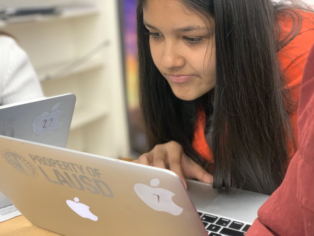 VOCESmagnet's tweet photo. VOCES Students completing their college applications. #voces #vocesmagnet #CollegeStudent #college #academics https://t.co/PoighxKfWw