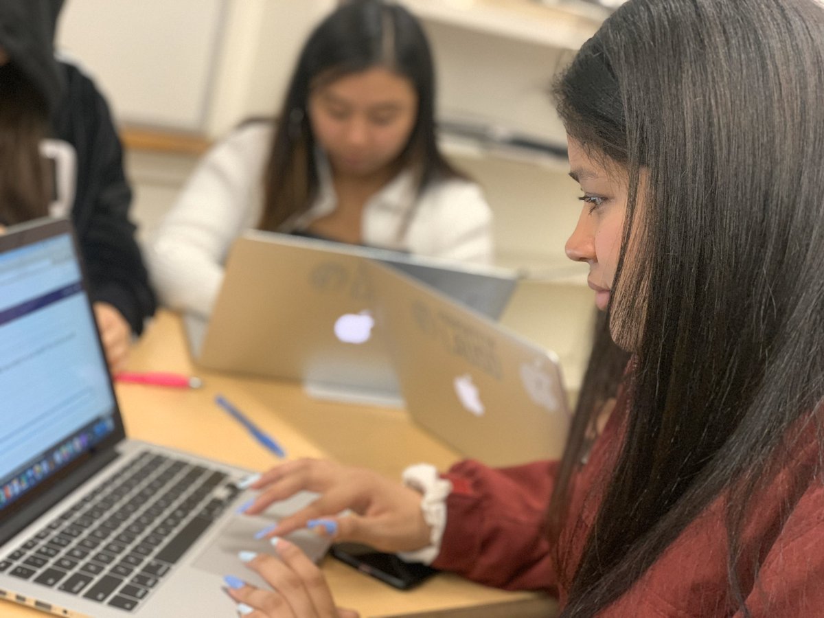 VOCESmagnet's tweet photo. VOCES Students completing their college applications. #voces #vocesmagnet #CollegeStudent #college #academics https://t.co/PoighxKfWw