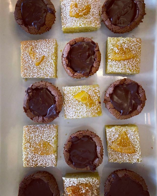 These citrus olive oil cakes and flourless chocolate tarts have been crowd pleasers since just about day 1. Are you a fan?! 🤗❤️🍊. ..
.

image description: a checkerboard of yellow, sugar dusted squares and dark chocolate circles sit atop a crisp whit… ift.tt/31tJmhK