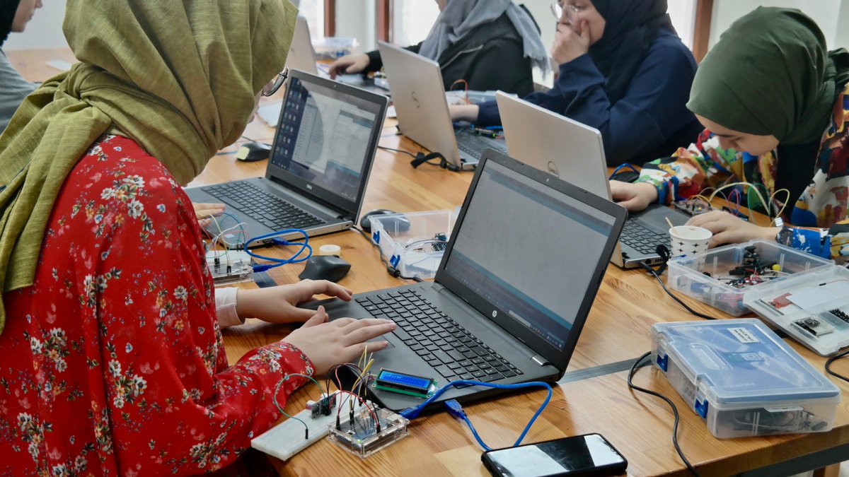 Arduino ile elektronik programlama eğitimleri devam ediyor.

Yeni dönem kayıtları için acele edin.

Detaylı Bilgi:robotakademi.org

#arduino #elektronik #programlama #robotik #kodlama #yazılım #maker #makers #teknolojieğitimi #stem #robotic