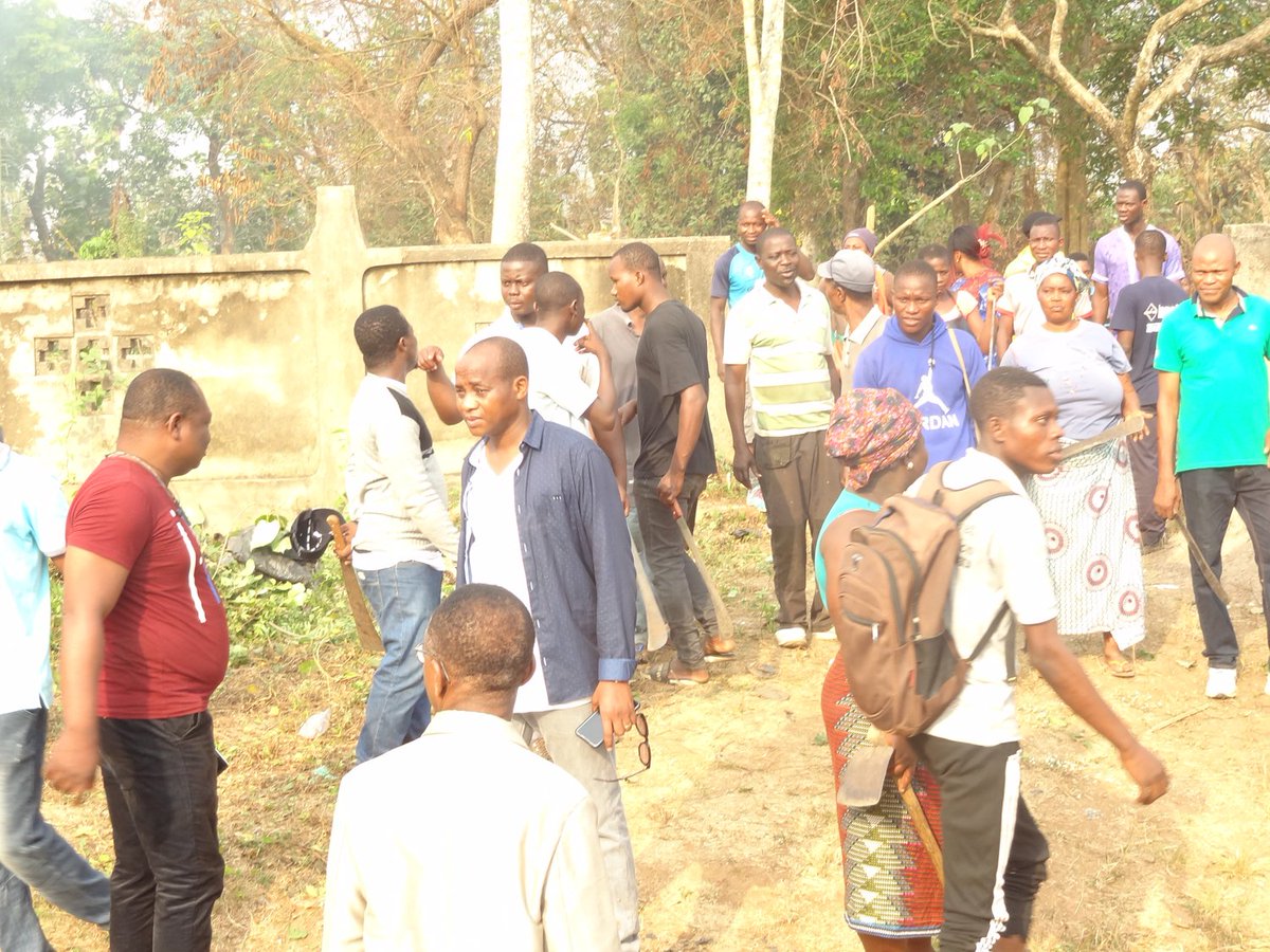 CommuneZio3's tweet photo. Le Maire de la #commune Zio 3 #Atsou Koffi DZENE a mobilisé des centaines de jeunes, hommes et femmes ce samedi #1er février 2020 dans le cadre de l'opération Togo propre. C'est le #cimetière d'Agbélouvé qui a été choisi ce mois et mis au propre.

# Commune Zio 3
# Agbélouvé https://t.co/QaW50LIowy