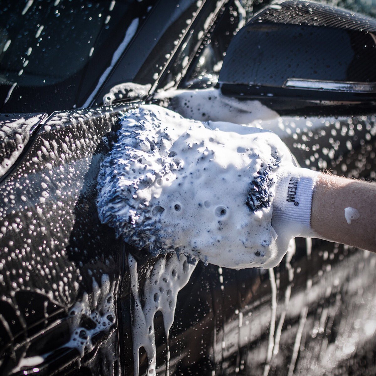 Nice review of the Gyeon Q²M Smoothie by Paul B. - “This is a good quality product. The mitt is full of additional padding that soaks up a lot of wash liquid when you load it up. Probably best to squeeze it out a bit before...” polishedbliss.co.uk/gyeon-q2m-smoo…