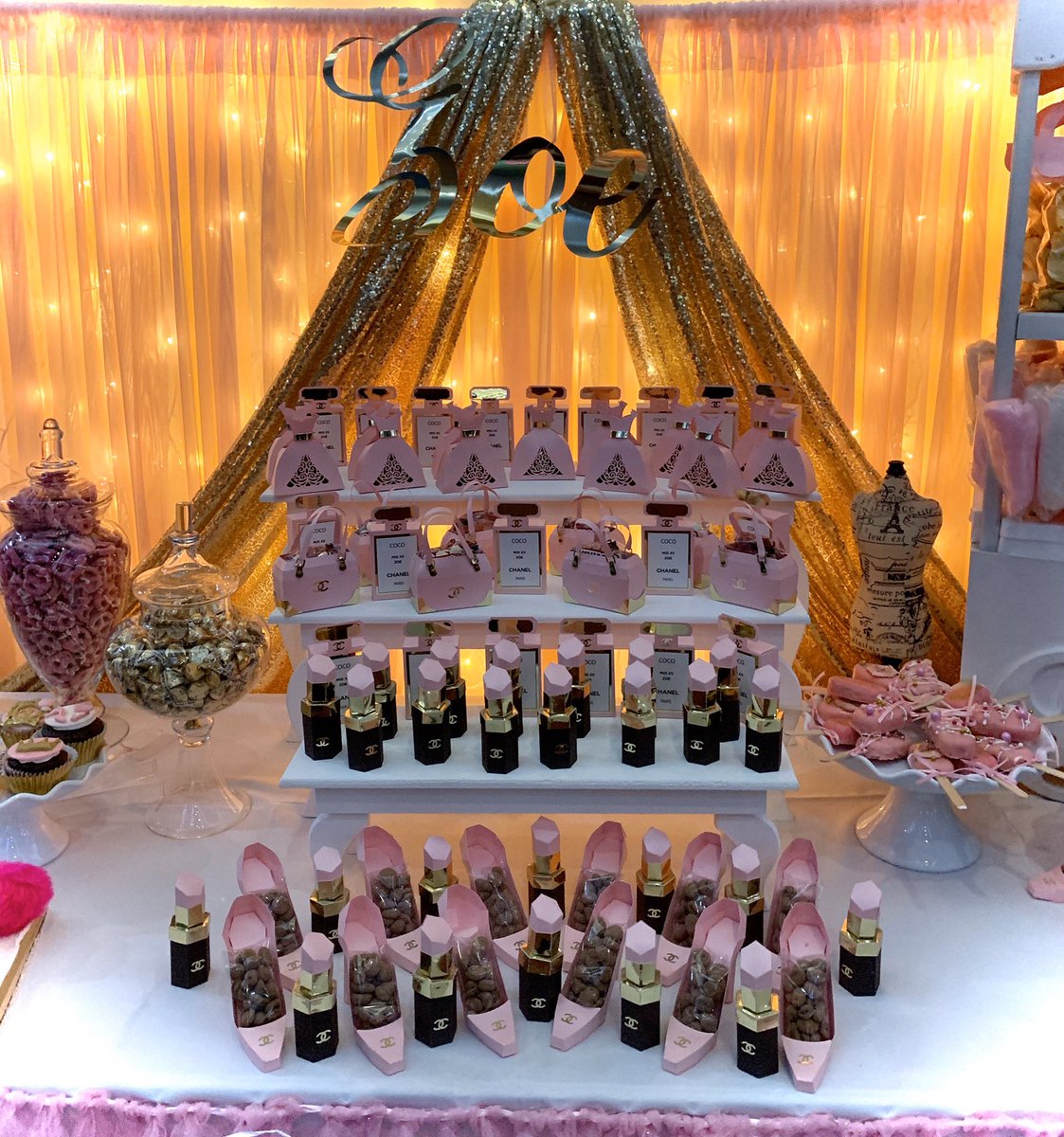 DulceandoAndo's tweet photo. XV años Zoé 🍭🎂🤩 #mesasdulces #eventoscorporativos #eventosinfantiles 
#felicesxvaños #fiestaquinceaños #postresxvaños #cupcakes #vainilla  #redvelvet #chocolate #mangosenchilados #piñasenchiladas #botanas #momentosfamiliares #dulceandoando #candybar #picoftheday #funny #love https://t.co/3fOfN1XxgL