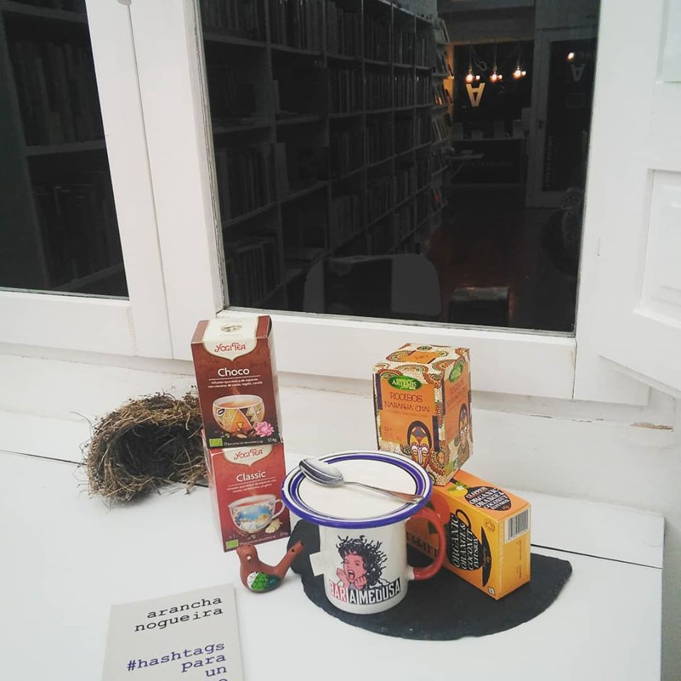 DaPolvora's tweet photo. Aínda non coñeces o noso recuncho para tomar un té namentres te adicas a ler a poesía do noso fondo? "Quédate Medusa" é unha proposta de espazo de lectura que vos ofrecemos en compaña dun dos nosos pubs favoritos, A Medusa Pub! 
Hoxe lendo a Arancha Nogueira! https://t.co/Ktkce6Vam7