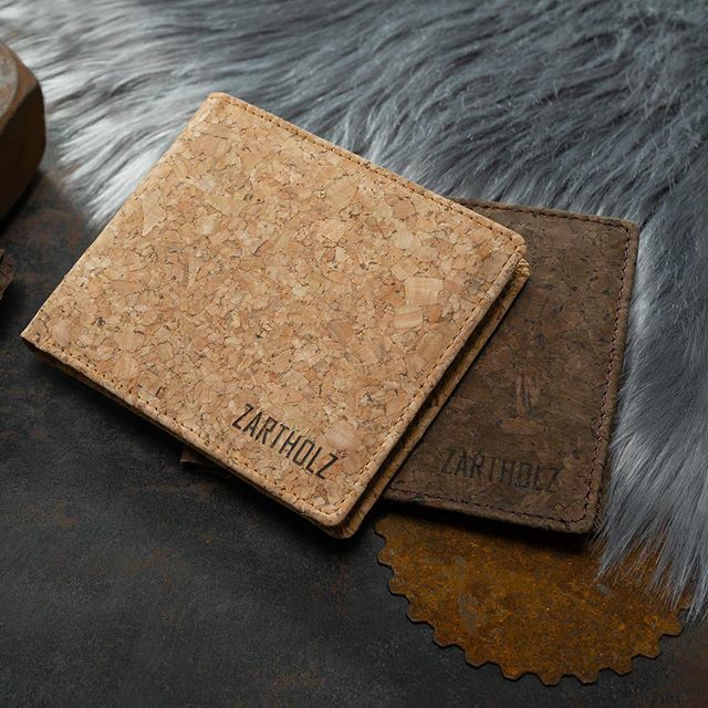 ZARTHOLZ's tweet photo. ☘️Geldbörsen aus Korkleder☘️. #zartholz #korkleder #kork #geldbörse #portmonee #portmonnaie #handmade #naturprodukt https://t.co/H4j39axTAD https://t.co/hSE0HsHfYL