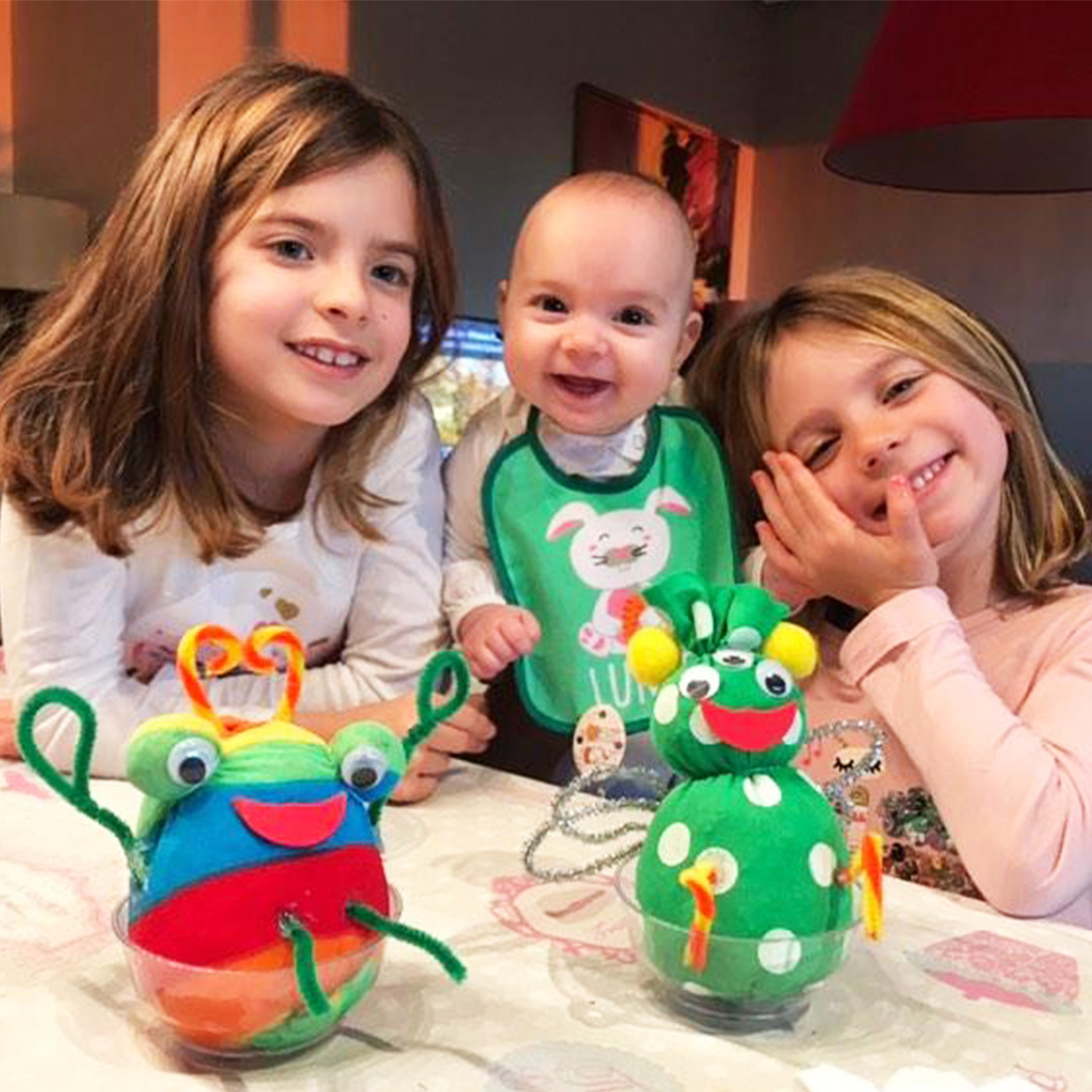 soychikibox's tweet photo. Hoy os presento a esta familia 🔝 de pequeartistas.  La cara de felicidad lo dice todo y es que para los peques, pasar tiempo en familia es lo mejor del mundo y si encima es algo original y creativo mejor que mejor 😊.

Mil gracias a @crislozoya  por la foto, nos encanta!!!!! https://t.co/K3NGfLtCrY