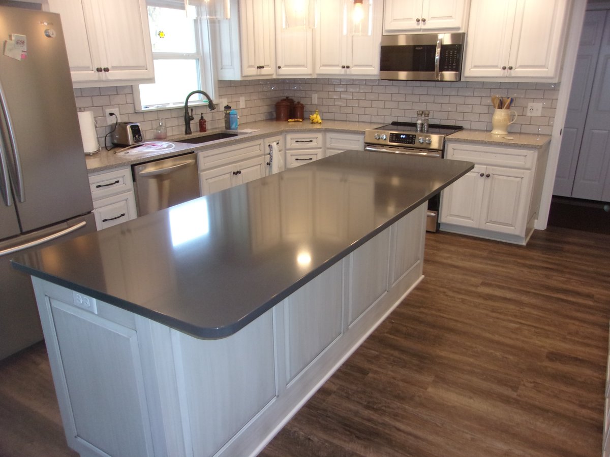TowerSurfaces's tweet image. A nice contrast brings a pop of color to any kitchen!