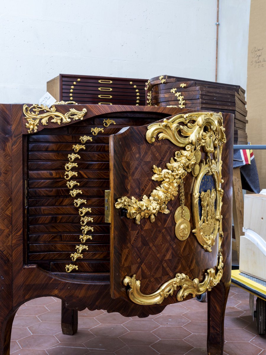 CVersailles's tweet photo. 🇫🇷Restauration des meubles du Cabinet d’angle dans l’atelier d’ébénisterie du château de Versailles. // 🌍Restoration of the corner room furniture in the Palace of Versailles cabinetmaking workshop. https://t.co/RdE19AHpIK