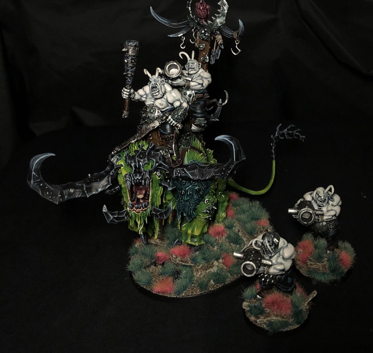 the_black_sun's tweet image. Here’s the 2 Leadbelchers and a group shot for Month Two! #FETI2 #miniaturemonday #PaintingWarhammer #AoS