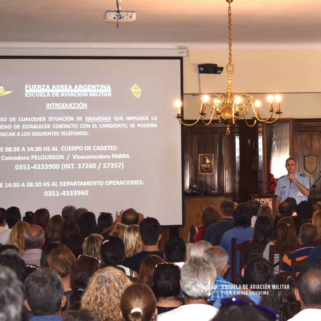 EAviacionMil's tweet photo. Hoy se presentaron los candidatos al #ExamenDefinitivo El Jefe del Cuerpo de Cadetes recibió a sus familiares y explicó las instancias que conforman esta etapa: Examen Médico, Examen de Aptitud Física, Adaptación a la Vida Militar, Entrevistas Personales y Junta de Incorporación https://t.co/4Rh9JKWdoR