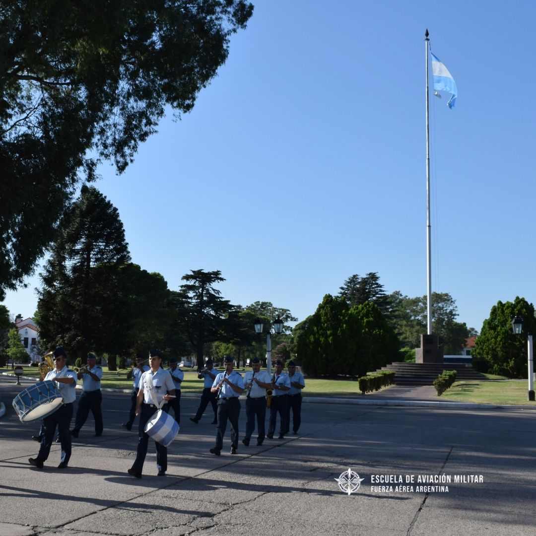 EAviacionMil's tweet photo. Hoy se presentaron los candidatos al #ExamenDefinitivo El Jefe del Cuerpo de Cadetes recibió a sus familiares y explicó las instancias que conforman esta etapa: Examen Médico, Examen de Aptitud Física, Adaptación a la Vida Militar, Entrevistas Personales y Junta de Incorporación https://t.co/4Rh9JKWdoR