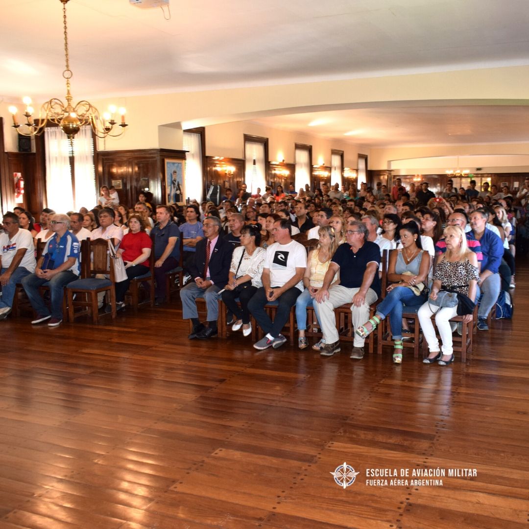EAviacionMil's tweet photo. Hoy se presentaron los candidatos al #ExamenDefinitivo El Jefe del Cuerpo de Cadetes recibió a sus familiares y explicó las instancias que conforman esta etapa: Examen Médico, Examen de Aptitud Física, Adaptación a la Vida Militar, Entrevistas Personales y Junta de Incorporación https://t.co/4Rh9JKWdoR