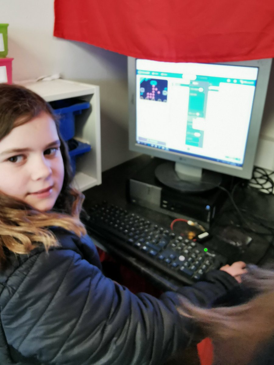 YsgPenrhynCoch's tweet photo. Y Dewiniaid Digidol yn mwynhau arbrofi gyda @microbit_edu heddiw. Fun experimenting with @microbit_edu today. #ERWcodio #ERWcoding https://t.co/ZgaWnWc4Ah