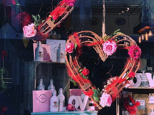 Valentines Day is right around the corner! 
The perfect bottle of Poppies Gin - £30 🤩 ift.tt/37WOptj