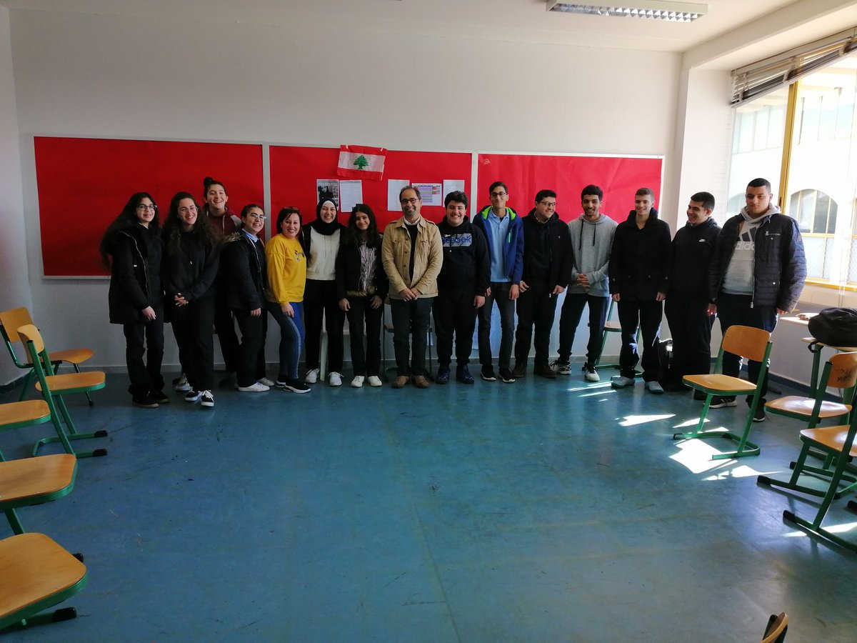 MarieNicolasFa1's tweet photo. @Hhhsinfo @monamajzoub في إطار تعزيز علاقة الطفولة بين الآباء والأبناء ودور الاهل في بناء شخصية أولادهم ضمن مناهجنا الفلسفي مع الصف الثانوي الثاني علمي فرنسي كان اللقاء الاول مع والد الطالب جاد حشيشو الذي تشرفنا بحضوره، وإلى المزيد... https://t.co/wpDuKaLSwn
