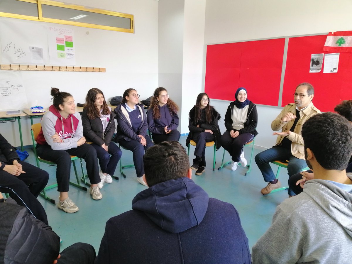 MarieNicolasFa1's tweet photo. @Hhhsinfo @monamajzoub في إطار تعزيز علاقة الطفولة بين الآباء والأبناء ودور الاهل في بناء شخصية أولادهم ضمن مناهجنا الفلسفي مع الصف الثانوي الثاني علمي فرنسي كان اللقاء الاول مع والد الطالب جاد حشيشو الذي تشرفنا بحضوره، وإلى المزيد... https://t.co/wpDuKaLSwn