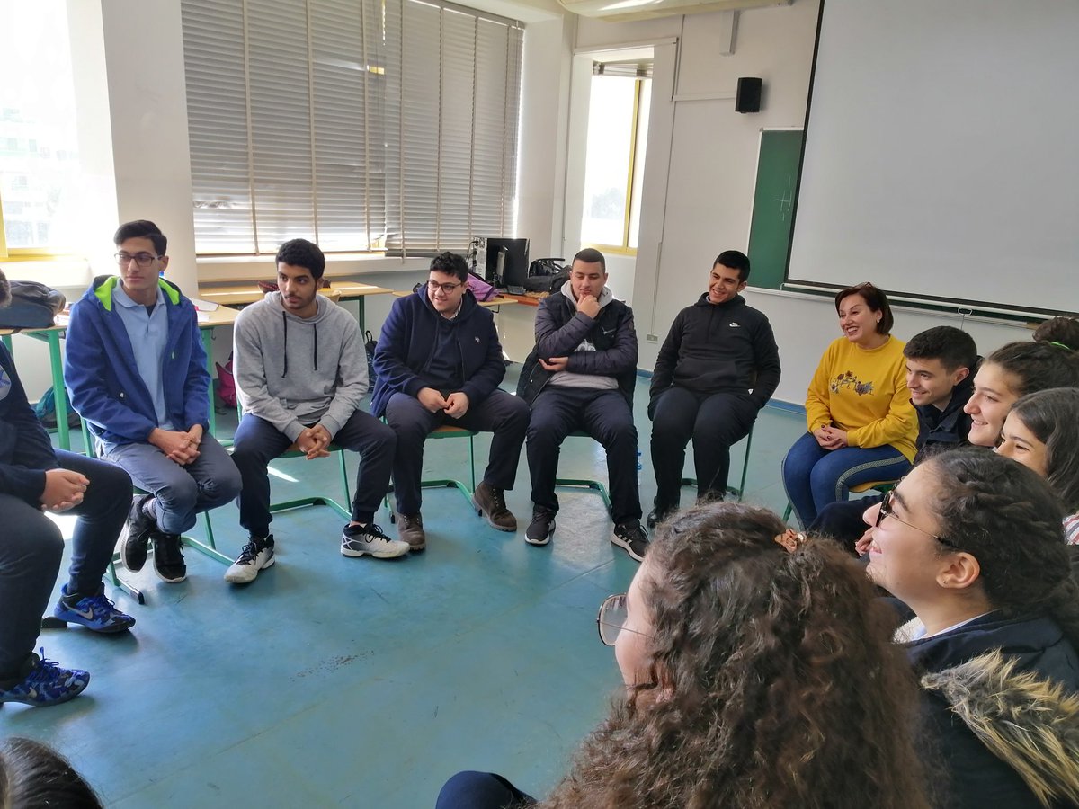 MarieNicolasFa1's tweet photo. @Hhhsinfo @monamajzoub في إطار تعزيز علاقة الطفولة بين الآباء والأبناء ودور الاهل في بناء شخصية أولادهم ضمن مناهجنا الفلسفي مع الصف الثانوي الثاني علمي فرنسي كان اللقاء الاول مع والد الطالب جاد حشيشو الذي تشرفنا بحضوره، وإلى المزيد... https://t.co/wpDuKaLSwn