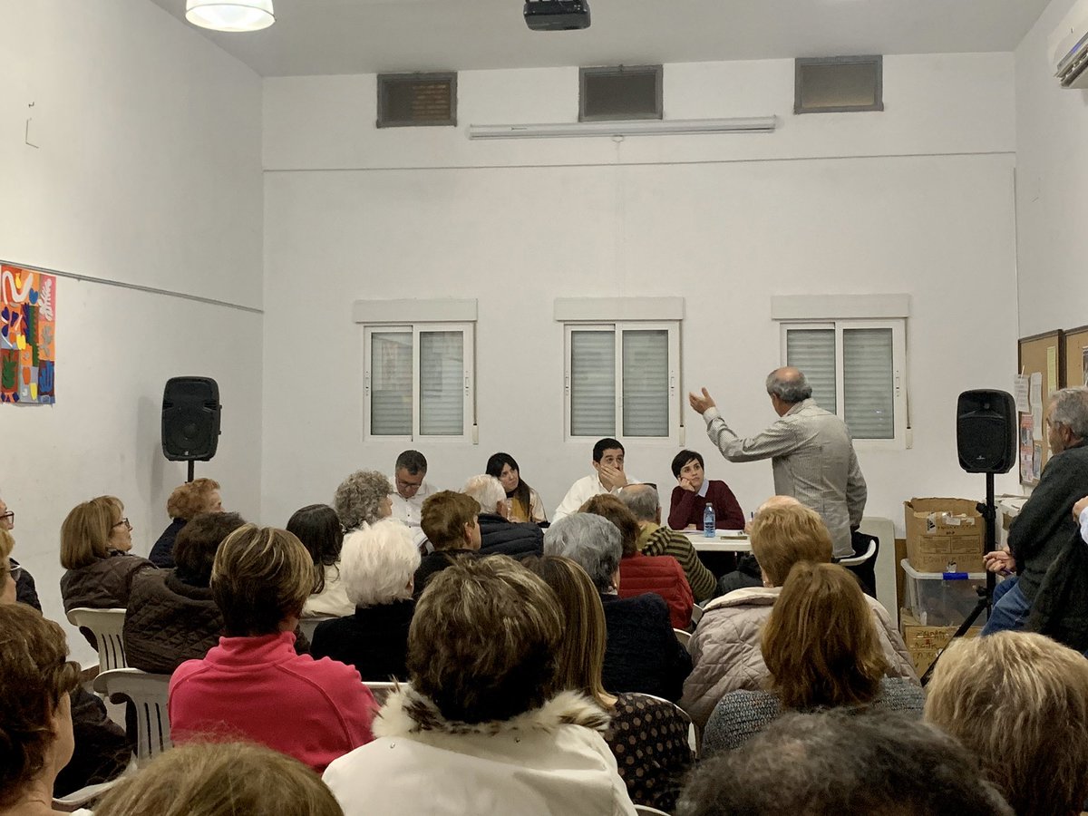 La junta de l’AAVV de Batoi li ha traslladat a l’alcalde i a l’equip de govern una sèrie de propostes i accions per millorar el barri. Després, ha començat el torn obert dels veïns i veïnes. 

#Alcoi #Alcoy @alcoiparticipa