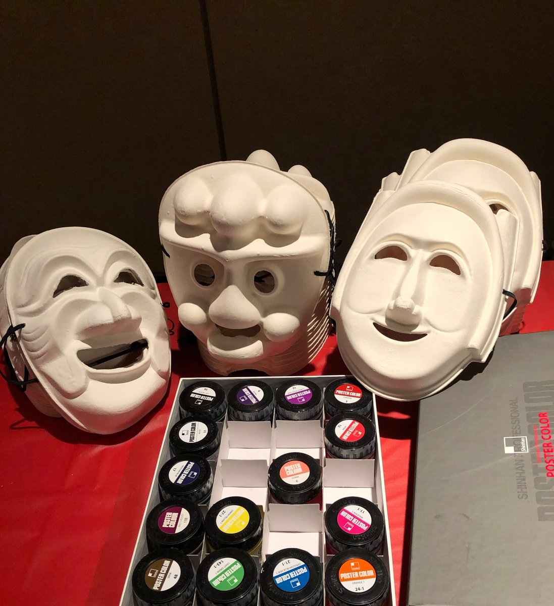 shinhancolor's tweet photo. We had so much fun sponsoring our ShinHan Poster Color for a Korean Mask booth this past Saturday to celebrate #LunarNewYear at the @AsiaSocietyNY Family Day!
#ShinHanArt #ShinHanPosterColor #art #folklore #calligraphy #painting #fineart #painting #art #YearoftheRat #gouache https://t.co/ZJzFCmQtvM