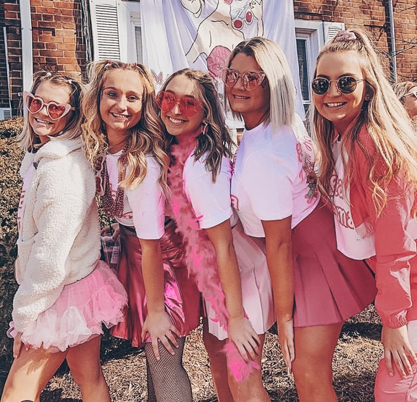 wvudeltagamma's tweet photo. We welcomed 41 girls into the dream house yesterday and it certainly was a dream come true! https://t.co/Xerqx1I7Hu