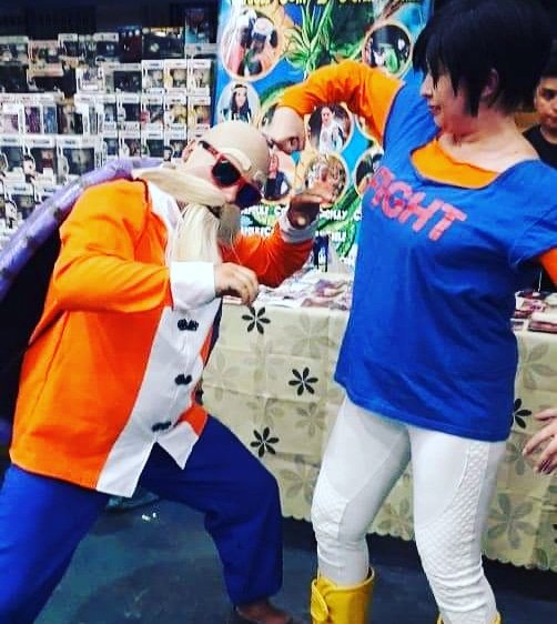 capsule_team's tweet photo. Roshi: Hola, que tal, que linda eres! Por qué no me abrazas con amor!!!??? Videl: Atrevido! No sabe que mi novio es Gohan!!!??? Siguenos, en nuestras redes sociales:

https://t.co/sUgR0sy4OR

https://t.co/XaZHiyYbop https://t.co/BYoPUsaoar