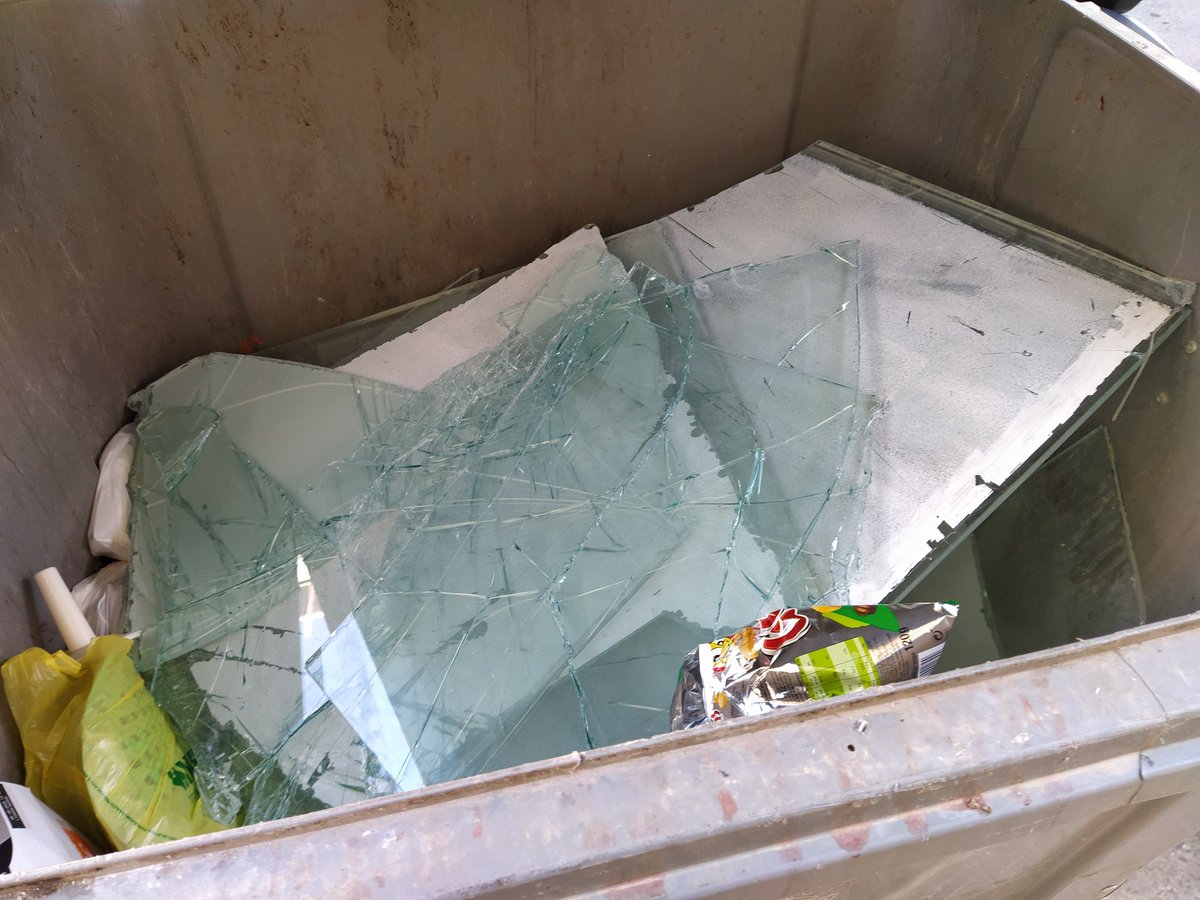 sanantonalc's tweet photo. En la Calle del Pozo existen varias obras ilegales. Y como tal no solicitan contenedores para el escombro, conclusión, utilizan los contenedores de basura para tal efecto, que mueven al gusto. @alicanteayto pongan porfavor topes para que no se puedan mover. @manuelvillarsol https://t.co/7BWcbLhBhe