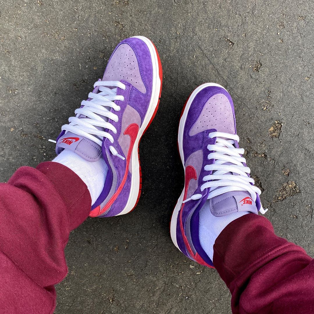 CaminoTV's tweet photo. NIKE DUNK LOW “PLUM” 🌂

Nike tient clairement à faire revenir le modèle dunk cette année. 💯

Cette fois, c’est le coloris “Ugly Duckling” sorti de base le 1er Janvier 2001 qui a droit à un restock! ✨

Une réedition fidèle à l’originale, disponible le 7 février à 100€💶
@nike https://t.co/VvgnlDdM2V