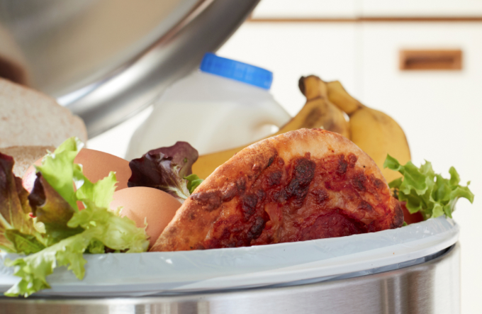 apfood's tweet photo. The average #American household is wasting 31.9% of the food it acquires. While, the least wasteful households are wasting 8.7% of the food it acquires. Read more on the issue of #foodwaste https://t.co/rfq9hLKzUt via @BakingSnackMag https://t.co/1ZhJ7vy6jr