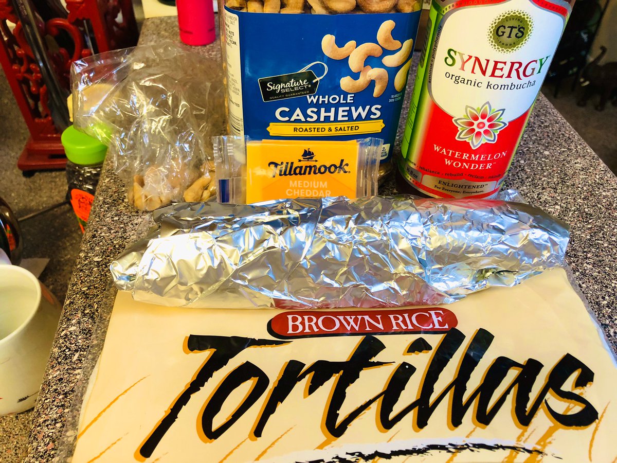 OdyneLaFee's tweet photo. I’ve been packing my lunch lately... since I no longer work from home, and I thought I’d share some of the healthy lunches I make - in case anyone needs ideas. 😃
Today’s #Lunch is: a #RoastBeefWrap in a brown rice tortilla.
Snack is: a slice of cheese & cashews, and a kombucha https://t.co/joaKlhOagU