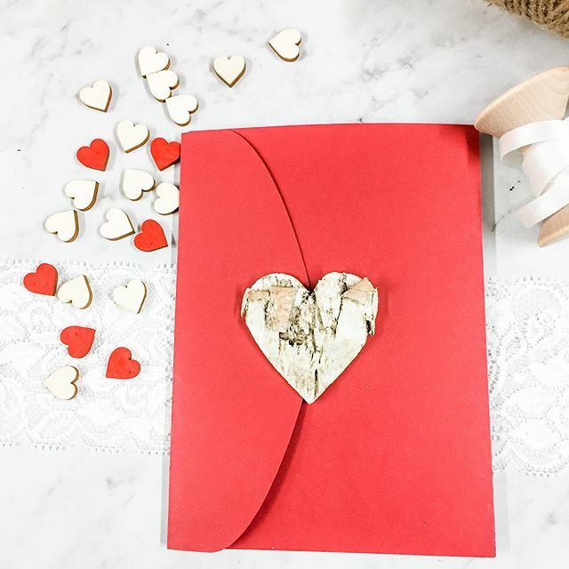 Packing a few presentation folder orders today with a valentine theme..❤️ #Bespokepackaging #bespoke # #valentine  #orders  #design  #custom #branding.

@razzle_d_rose ift.tt/31nAaLu