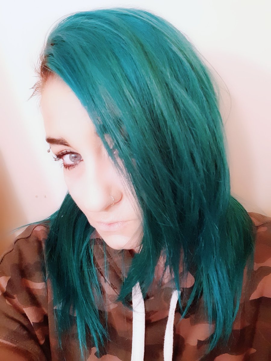 _LucieBee's tweet photo. #followmytwitter #followmyinstagram #follow4follow #Stonerfam #cannafam #IAmCannabis #newhaircolor #joicocolorintensity #thatsallivegot https://t.co/kToj6o4Fyb