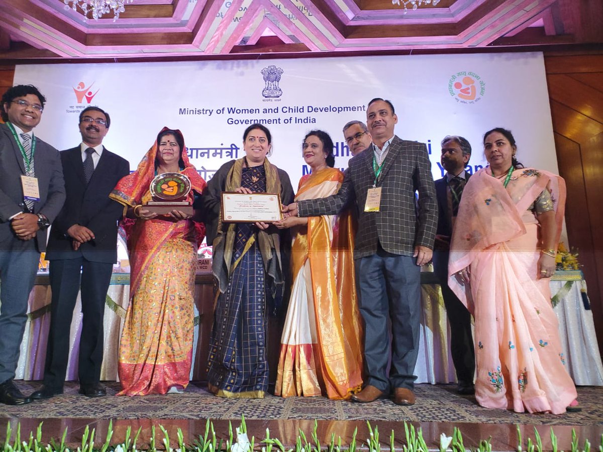 IndorePoshan's tweet photo. 🎉🎊Indore awarded the best performing district in India under Pradhan Mantri Matru Vandana Yojana. Congratulations to team WCD, Indore💐 #pmmvy @smritiirani @ImartiDeviINC @PMOIndia https://t.co/awX4D0RFbo
