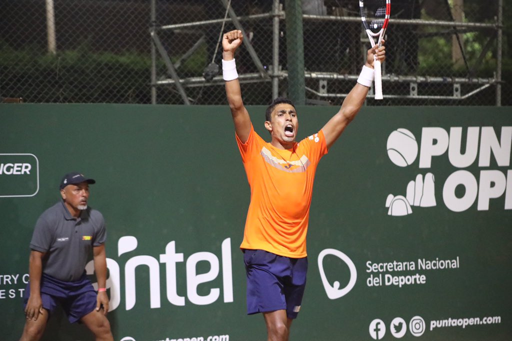 puntaopen's tweet photo. 📸 La final soñada, a cancha llena y con un nivel de tenis extraordinario 🙌
.
@dThiagoMonteiro 7-6(3) 6-7(6) 7-5 vs Marco #Cecchinato.
.
#PuntaOpen2020🎾 https://t.co/URLKE2DYAf
