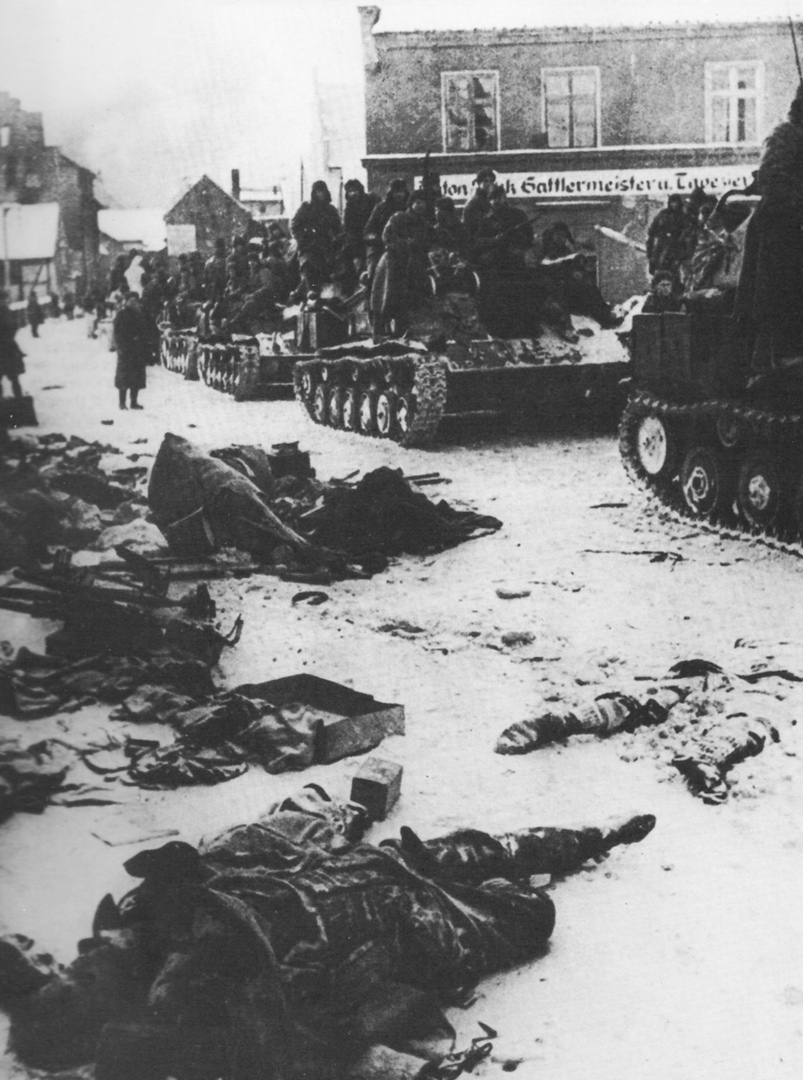 727-й САП на улицах Мюльхаузена (ныне Млынары), 24 января 1945 года.