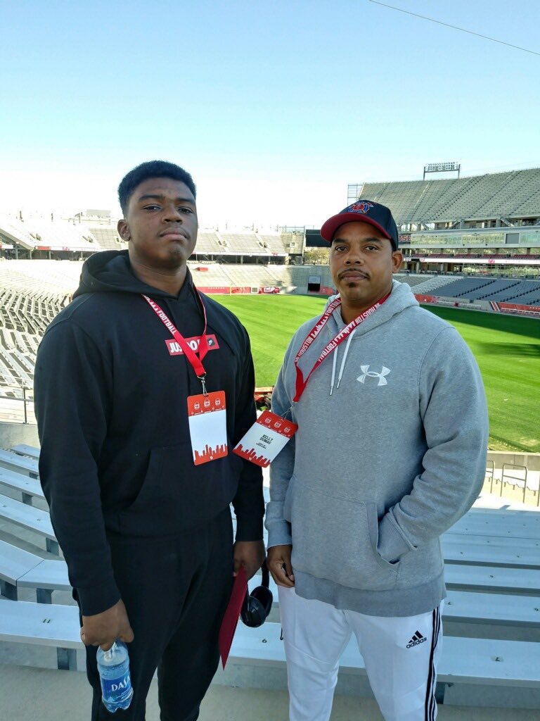 KanenDumas's tweet photo. Had a great time at The University of Houston on Saturday #cougars @CoachJoeCauthen @tank_texasboy99 @JoeAlcoser @UHCougarFB https://t.co/FMv1cBr8l2