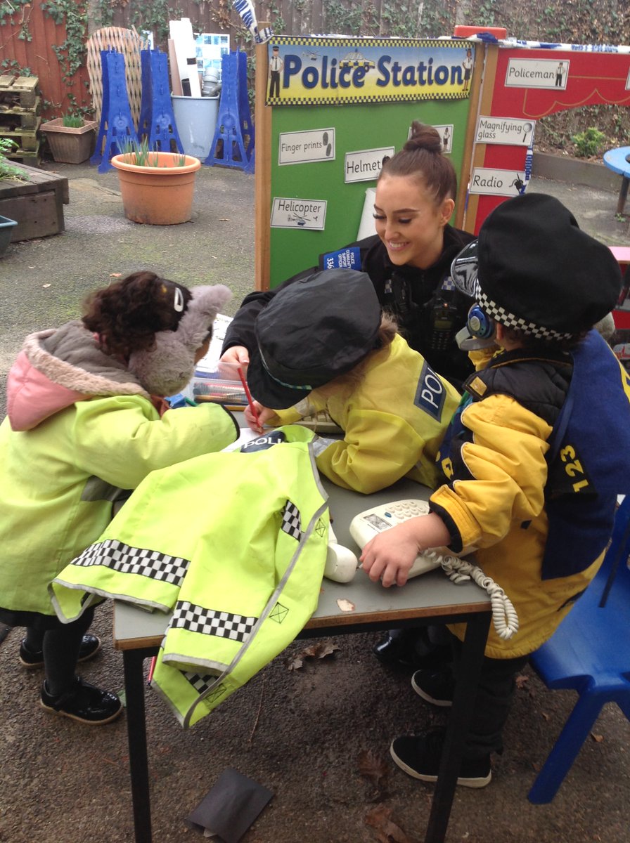 TVP_BerksEast's tweet photo. Our PCSO’s paid a visit to Pippins primary school and they were even given access to their private police station👮🏼👮🏽‍♀️ #communityengagement #minipoliceschool #c0336 #c7140 #c7747 https://t.co/RJgBCq8SN5
