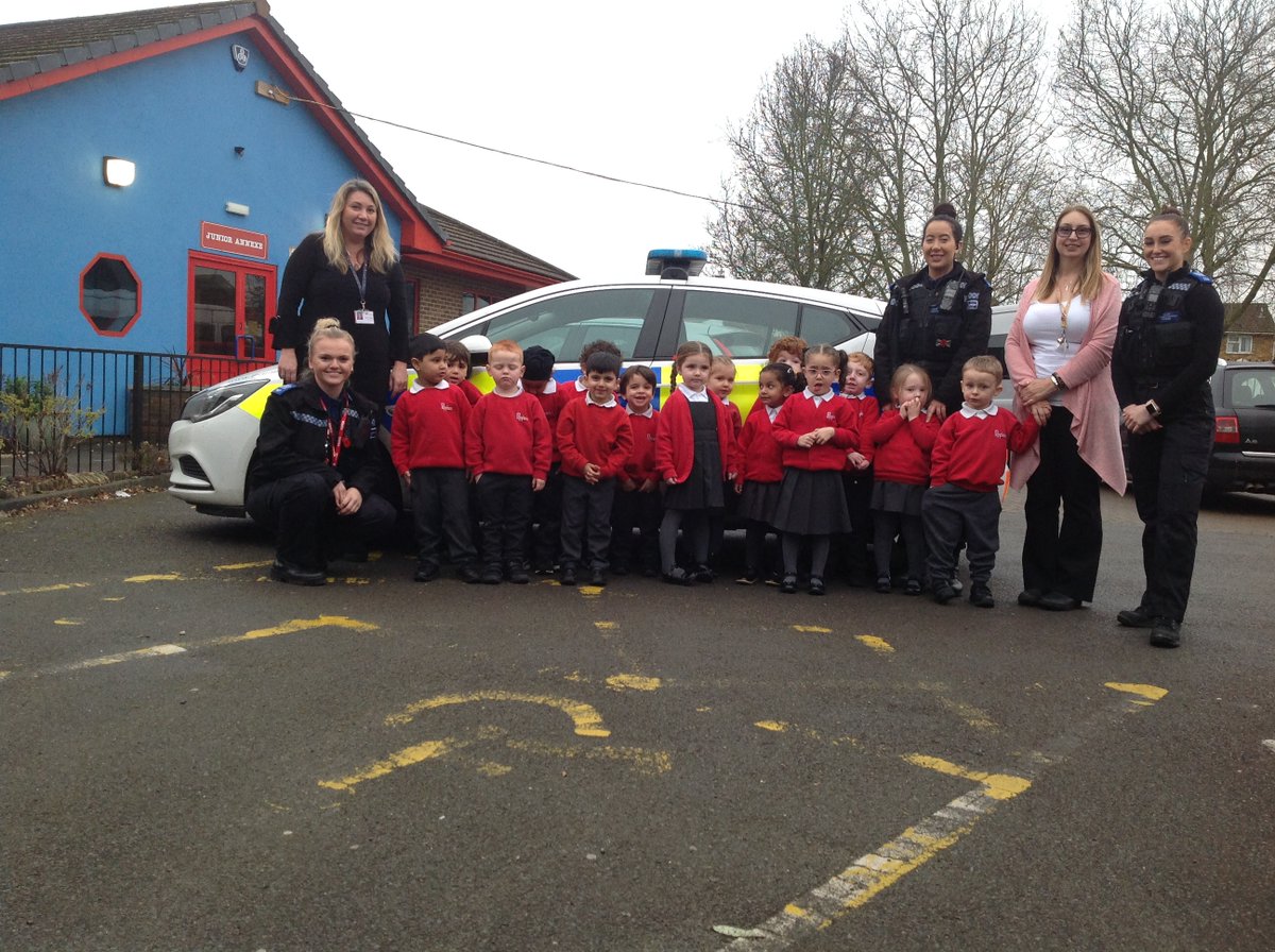 TVP_BerksEast's tweet photo. Our PCSO’s paid a visit to Pippins primary school and they were even given access to their private police station👮🏼👮🏽‍♀️ #communityengagement #minipoliceschool #c0336 #c7140 #c7747 https://t.co/RJgBCq8SN5