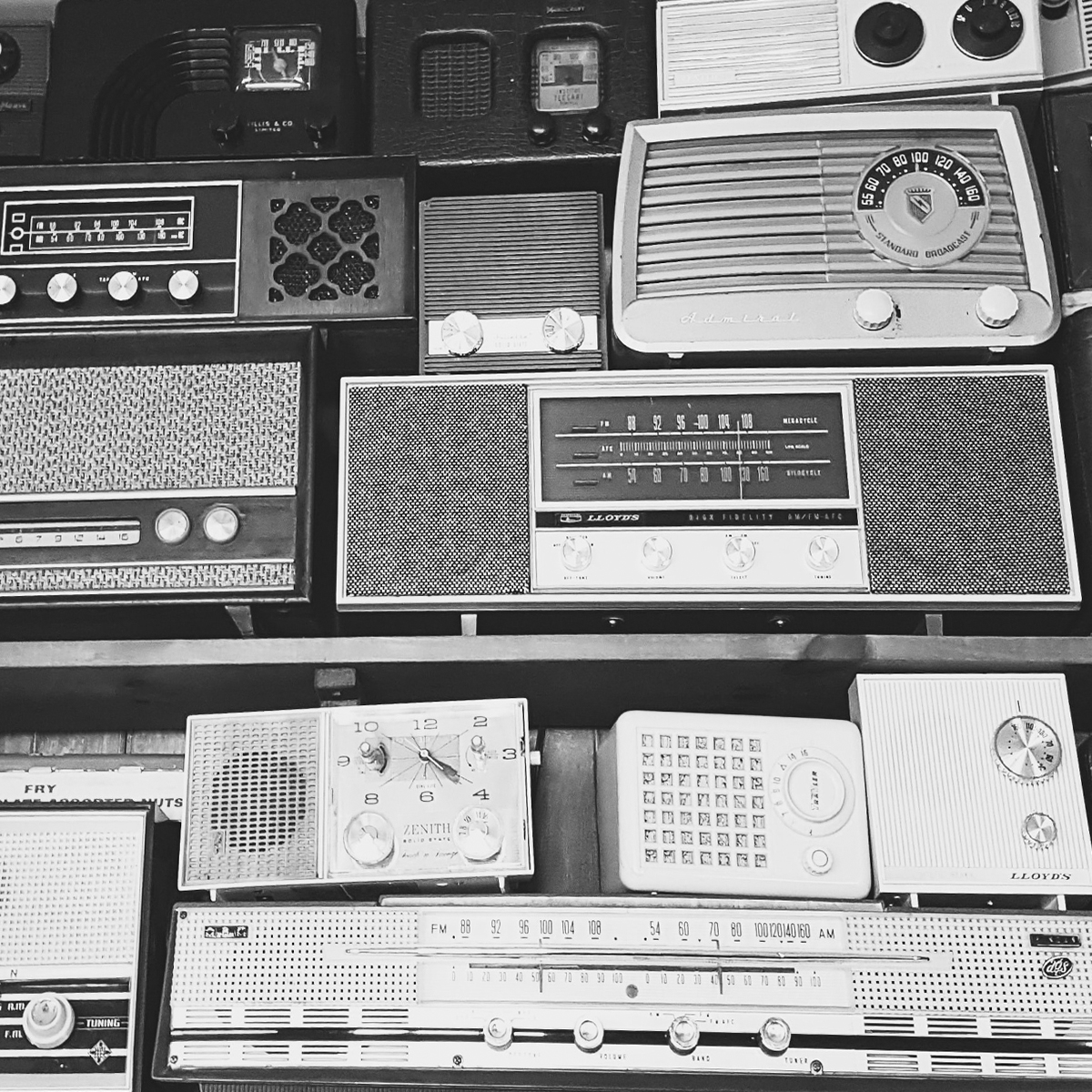 Hoy, en el Día de la Radio, recordamos un mítico programa al que le debemos nuestro estupendo nivel de inglés: Gomaespuma. Gracias por tanto, Juan Luis y Guillermo. ¿Qué programa te hacía estar pegado a la radio?

#díadelaradio #conservascuca