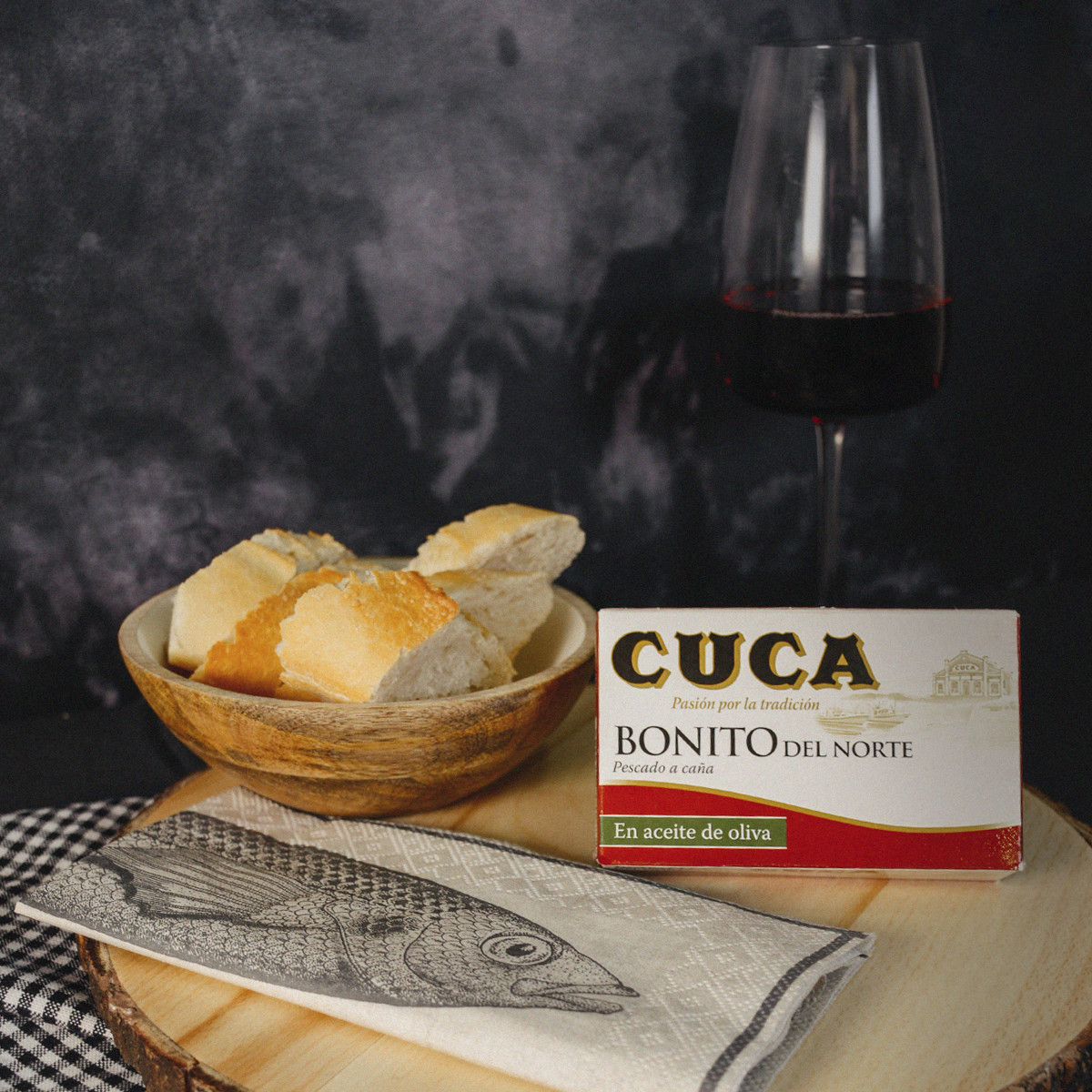 Una copa de vino y un picoteo de Bonito en aceite de oliva no suena nada mal para un viernes. 

#bonito #picoteo #tradición