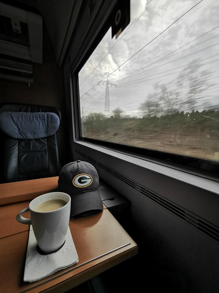 Frank Graupe (@graupe2904) on Twitter photo Beim gestrigen Superbowl ist mir aufgefallen, dass die Millionäre in den VIP-Logen von Plastiktellern futtern mussten.
Bei der #deutschebahn gibt's den Kaffee in Porzellantassen. Luxus der 1. Klasse oder wirklich verstanden? #dankeDeutscheBahn
#derUmweltzuliebe 😎👍 Beim gestrigen Superbowl ist mir aufgefallen, dass die Millionäre in den VIP-Logen von Plastiktellern futtern mussten.
Bei der #deutschebahn gibt's den Kaffee in Porzellantassen. Luxus der 1. Klasse oder wirklich verstanden? #dankeDeutscheBahn
#derUmweltzuliebe 😎👍